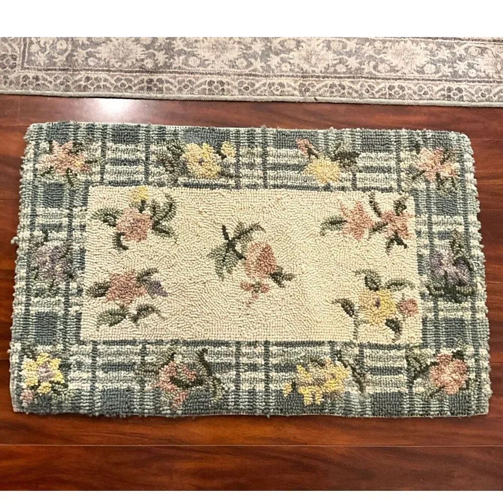 Vintage Shabby Cottage floral hook rug; pretty flower pattern